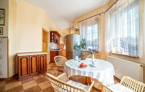 Dining - Awesome apartment in Golubie with WiFi (Golubie)