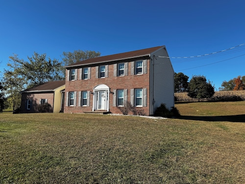 Spacious 5-bedroom house in wonderful Montoursville with AC, fitness room