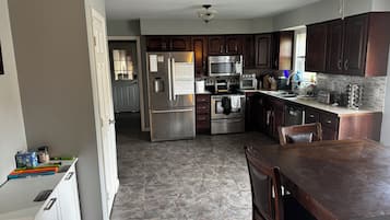 Microondas, horno, parrilla de estufa y lavavajillas