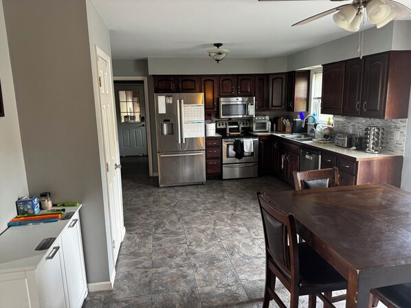 Microondas, horno, parrilla de estufa y lavavajillas 