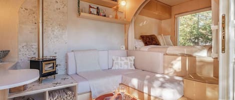 1 bedroom, internet, bed sheets