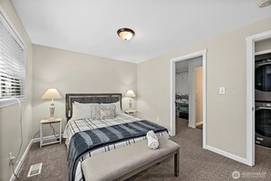 Tabla de planchar con plancha, wifi y ropa de cama