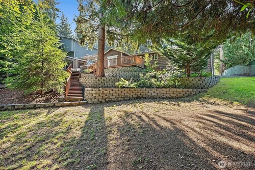 4-Bedroom House. 6 person Hot Tub. Fully Fenced & Pet Friendly yard w/ Koi pond