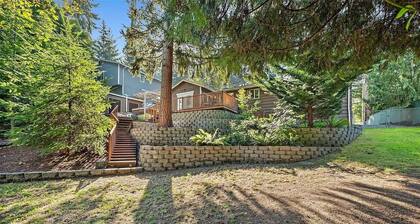 4-Bedroom House. 6 person Hot Tub. Fully Fenced & Pet Friendly yard w/ Koi pond