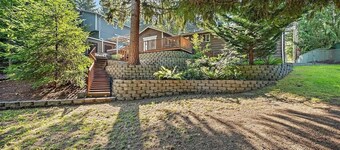 4-Bedroom House. 6 person Hot Tub. Fully Fenced & Pet Friendly yard w/ Koi pond