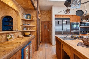 Private kitchen - Grand Estate | 5,500sqft Oasis w/ Hot Springs Tubs (Desert Hot Springs)