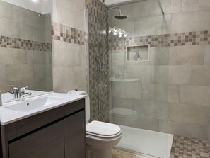 Een douche, een haardroger, handdoeken, zeep