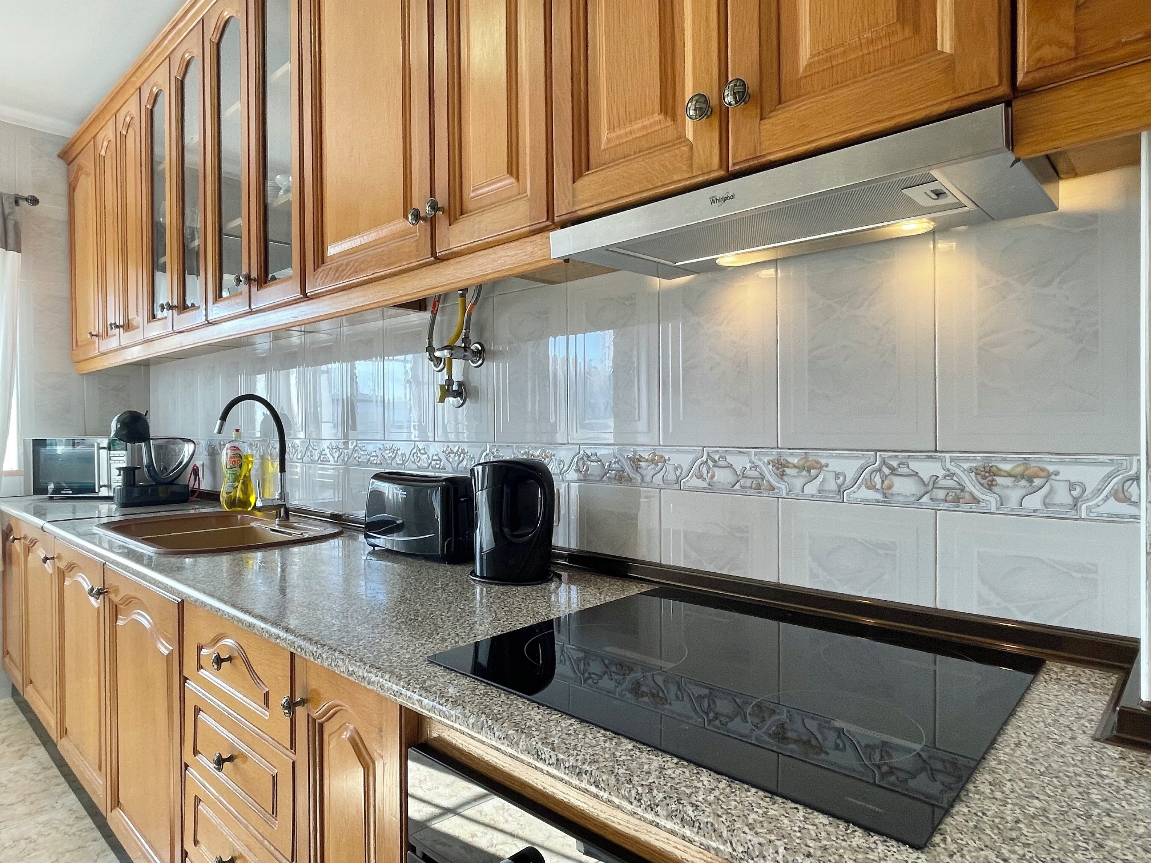 Jääkaappi, mikroaaltouuni, uuni, liesi