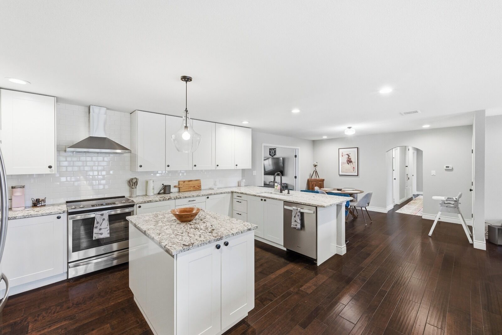 Réfrigérateur, four, plaque de cuisson, lave-vaisselle