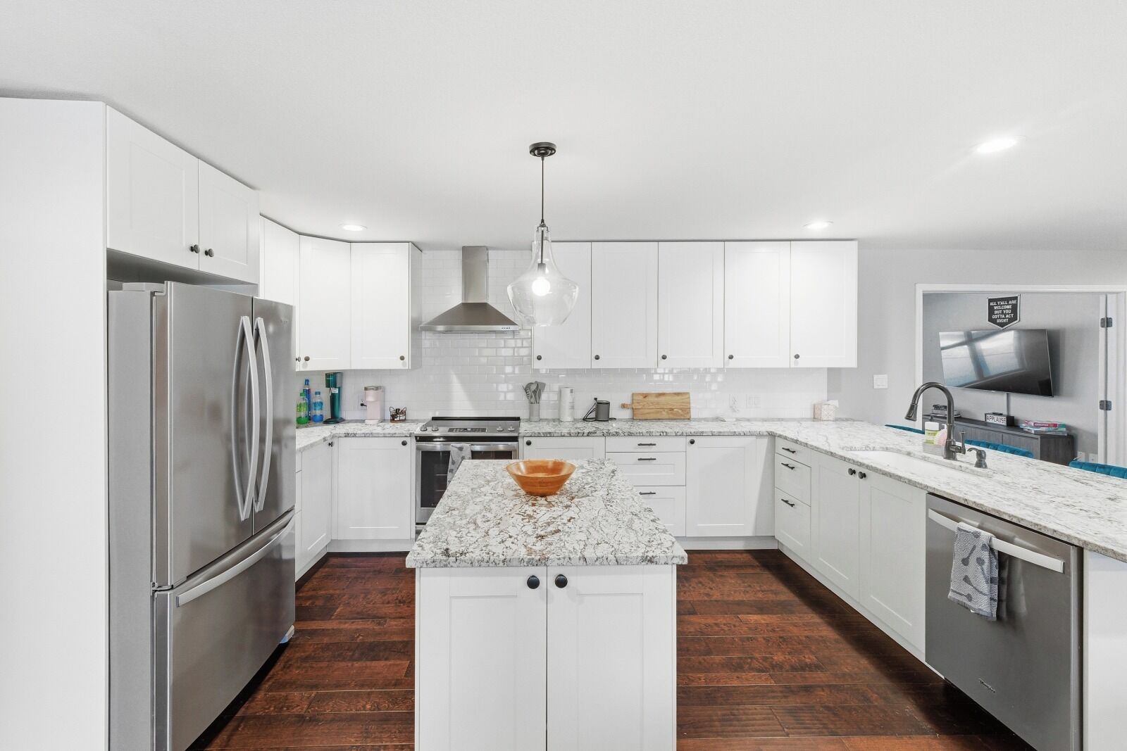 Kylskåp, ugn, spishäll och diskmaskin