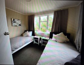 3 bedrooms, iron/ironing board, internet, bed sheets