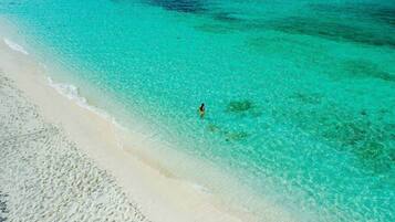 Chaises longues, serviettes de plage