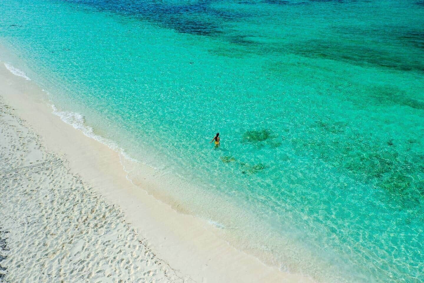 Chaises longues, serviettes de plage