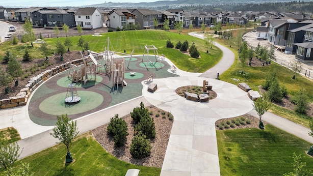 Zona residencial com casas modernas, um parquinho e um parque bem cuidado.