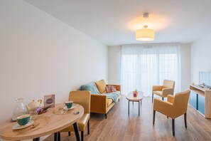 Suite, 2 camas Queen size, para no fumadores | Área de sala de estar | Televisión de pantalla plana de 43 pulgadas con canales digitales