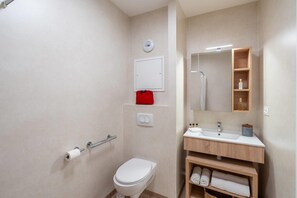 Standard Studio | Bathroom | Shower, hair dryer, towels, soap - Quality Suites Nancy Zenith (Laxou)