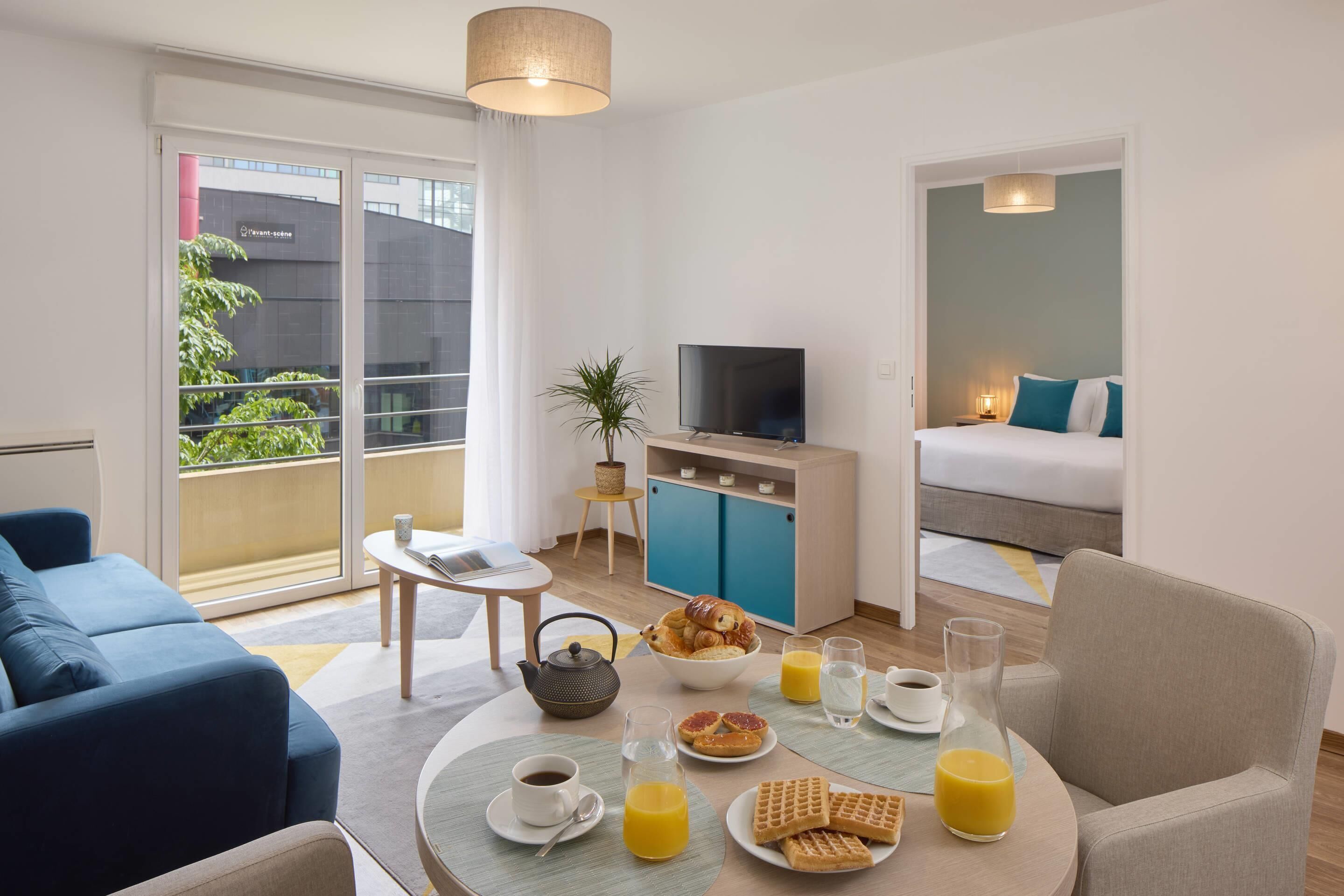 Appartement 1 chambre | Coin séjour | Télévision à écran plat de 43 pouces avec chaînes numériques