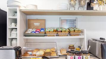 Desayuno continental diario (EUR 12.90 por persona)