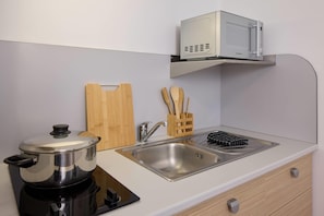 Room, 1 Queen Bed, Non Smoking (Upgrade) | Free WiFi