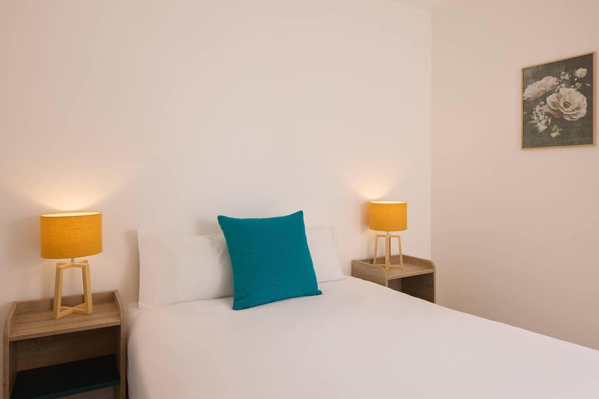 Standard Studio | Cribs (free), WiFi (free), bed sheets