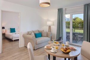 Suíte, 2 camas Queen, para não fumantes | Berços grátis, Wi-Fi de cortesia, roupa de cama