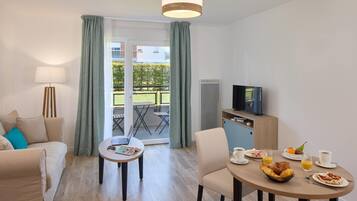 One-Bedroom Apartment | Cribs (free), WiFi (free), bed sheets