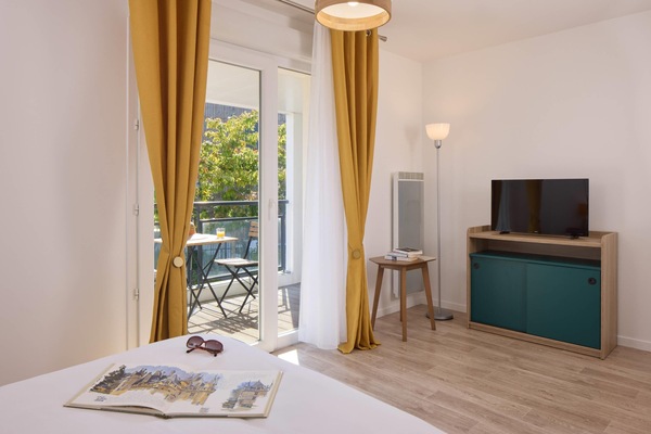 Standard Studio | Cribs (free), WiFi (free), bed sheets