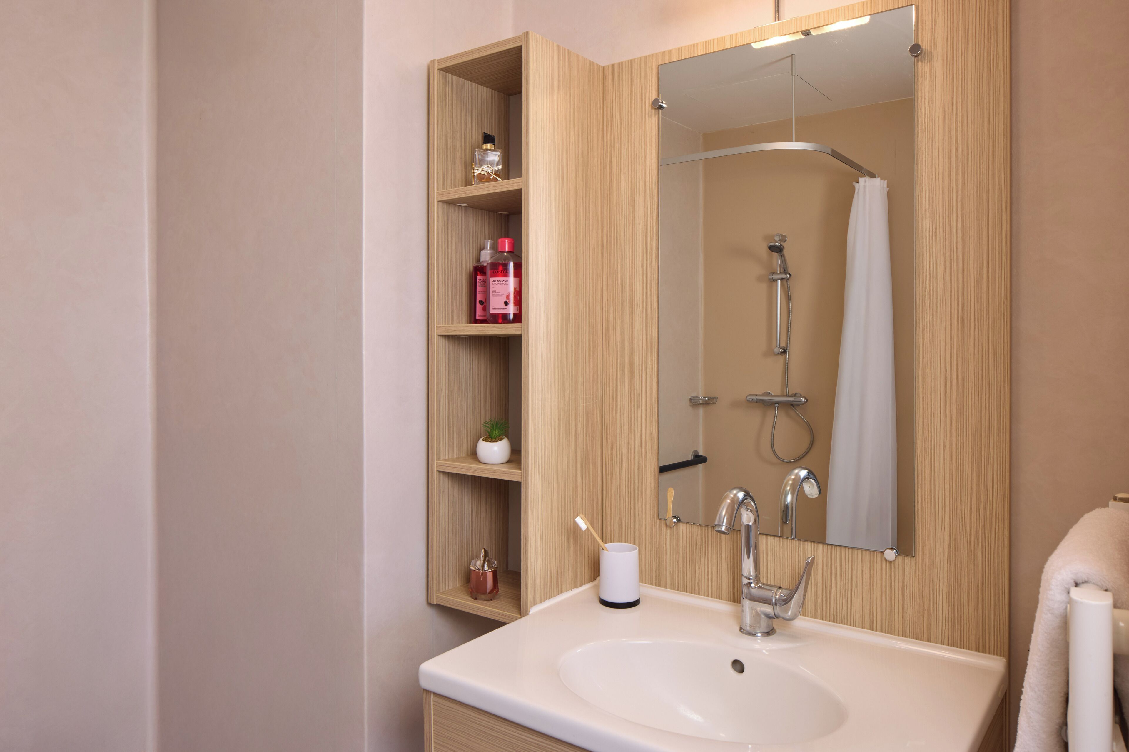 Een douche, handdoeken