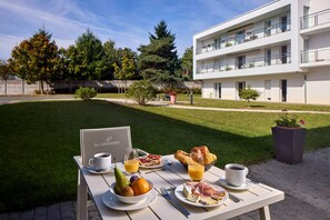 Daily continental breakfast (EUR 12.9 per person) - Quality Aparthotel Orléans Sud Zenith (Olivet)