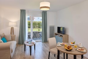 Room, 1 Queen Bed, Non Smoking (Upgrade) | Free WiFi