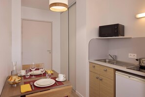 Standard Studio | Cribs (free), WiFi (free), bed sheets