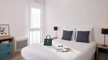 Suite, 2 Queen Beds, Non Smoking | Free cots/infant beds, free WiFi, bed sheets