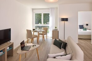 Suite, 2 Queen Beds, Non Smoking | Free cribs/infant beds, free WiFi, bed sheets - Quality Suites St-Quentin en Yvelines (Montigny-le-Bretonneux)