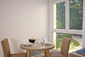 Standard Room, 1 Queen Bed, Non Smoking | Free cribs/infant beds, free WiFi, bed sheets - Quality Suites St-Quentin en Yvelines (Montigny-le-Bretonneux)