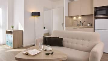 Room, 1 Queen Bed, Non Smoking (Upgrade) | Cribs (free), WiFi (free), bed sheets