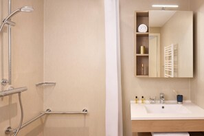 Shower, hair dryer, towels, soap - Quality Aparthotel Morangis Orly (Morangis)