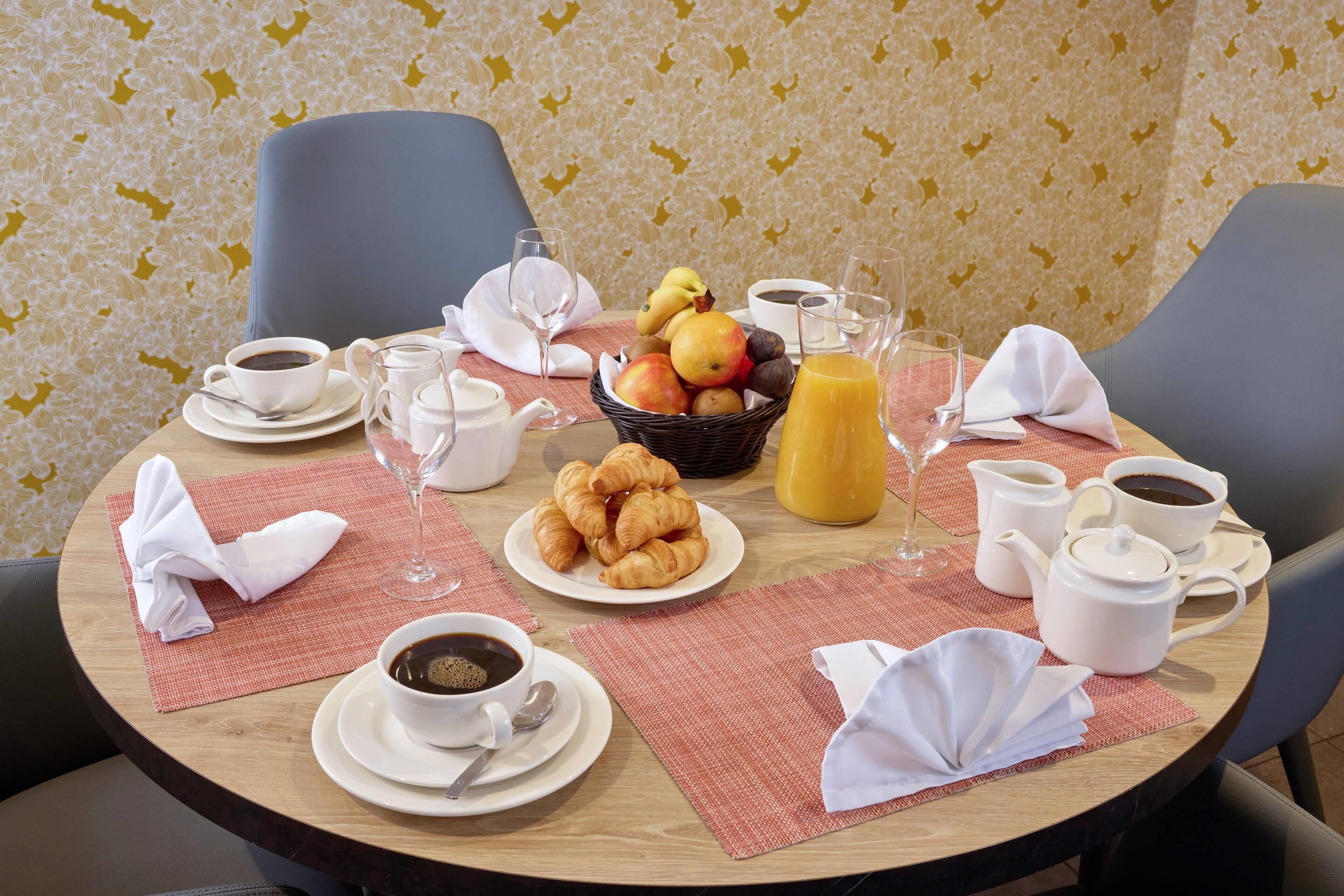 Tägliches kontinentales Frühstück (12.90 EUR pro Person)