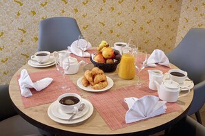Daily continental breakfast (EUR 12.90 per person) - Quality Suites Morangis Orly (Morangis)