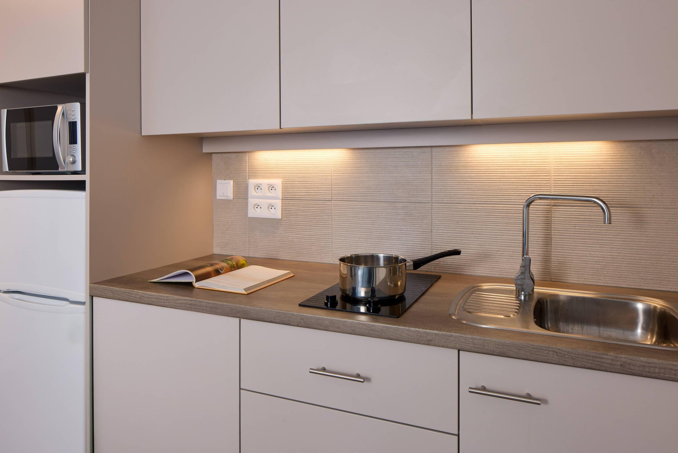 Cunas gratuitas, wifi gratis, ropa de cama