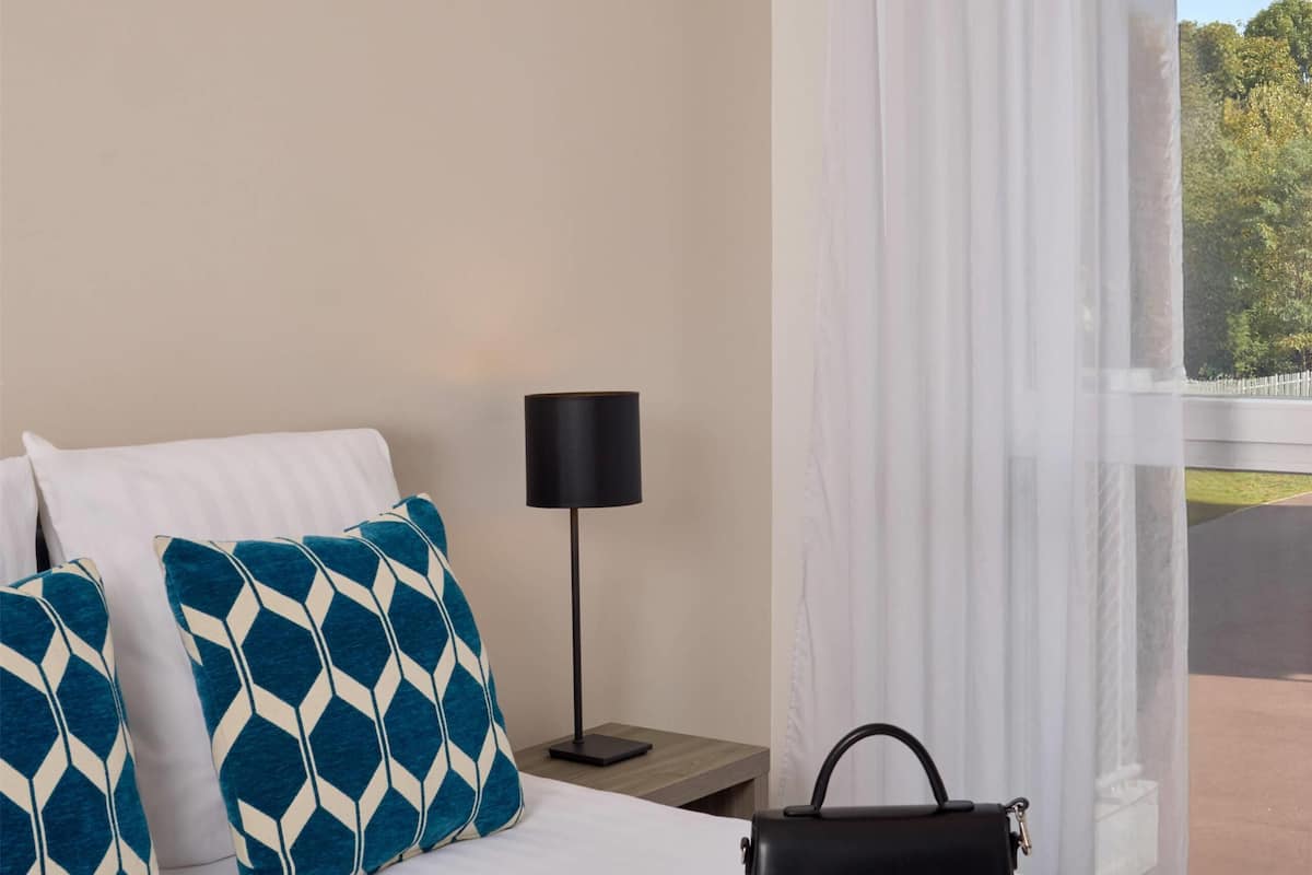 Standard Room, 1 Queen Bed, Non Smoking | Free cribs/infant beds, free WiFi, bed sheets