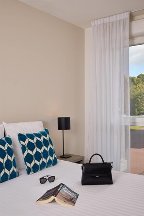 Standard Room, 1 Queen Bed, Non Smoking | Free cribs/infant beds, free WiFi, bed sheets - Quality Suites Morangis Orly (Morangis)