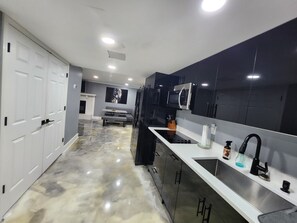 Mikrovågsugn, spishäll och diskmaskin