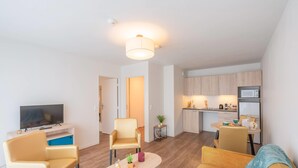 A modern apartment with a living room, kitchen, and dining area. - Quality Aparthotel Reims - Les Capucins (Reims)