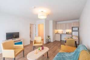 Appartement 2 chambres | Living area | 42-inch flat-screen TV with digital channels