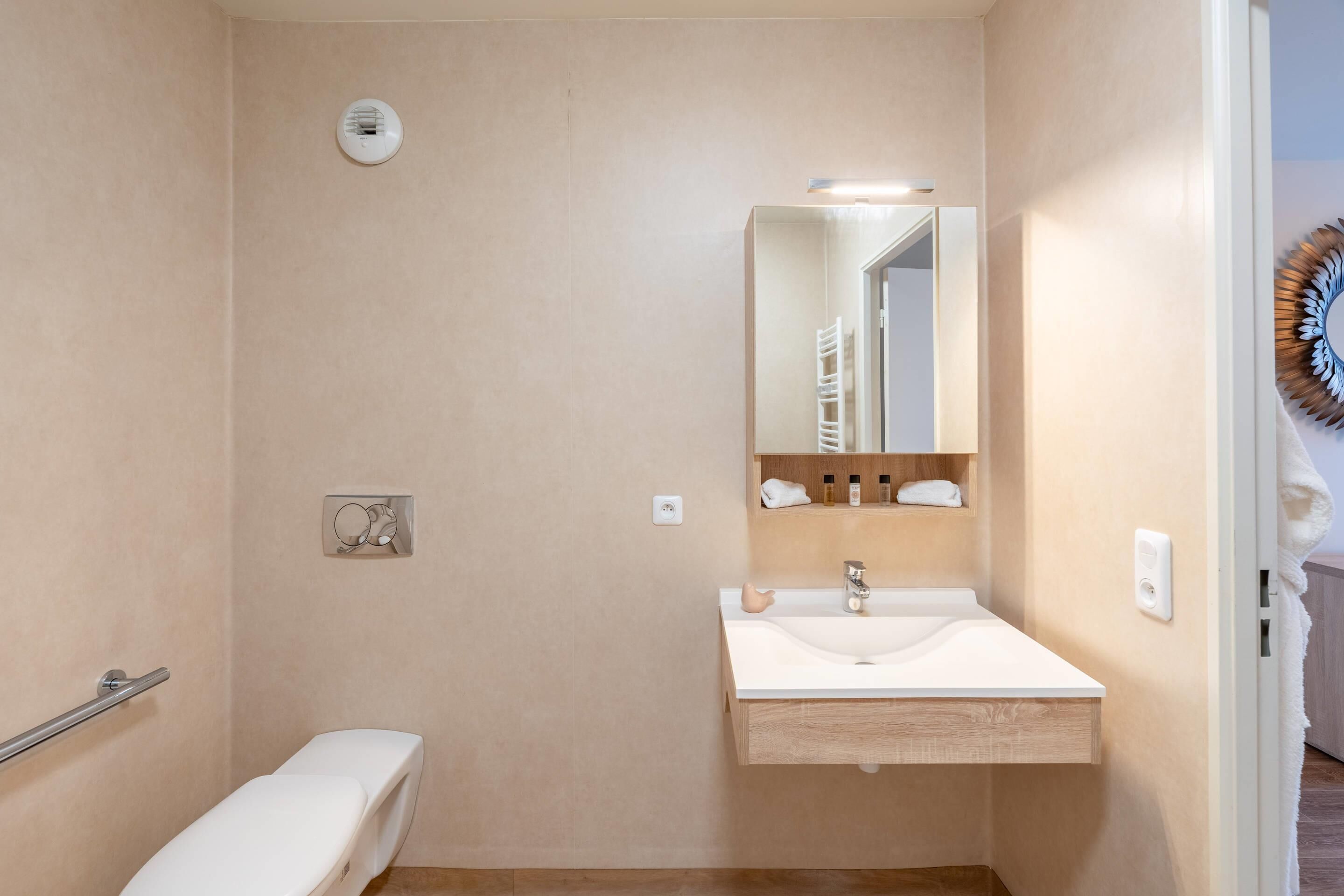 Een douche, handdoeken