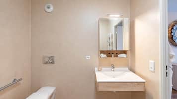 Een douche, handdoeken