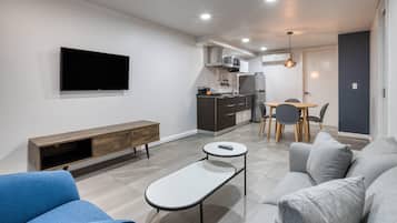 Appartement, 2 queensize bedden, balkon | Individueel gedecoreerd, individueel gemeubileerd, een laptopwerkplek