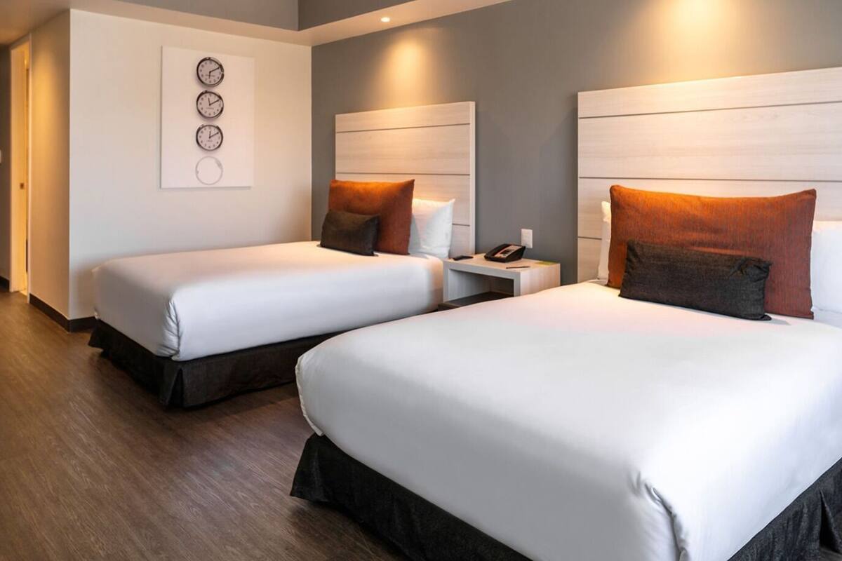 Espacio para trabajar con laptop, cortinas blackout y wifi gratis 