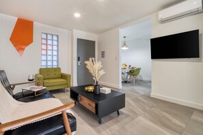 Suite, 1 Queen Bed, Non Smoking | Living area | 43-cm Smart TV with digital channels - Comfort Suites Tijuana (Tijuana)