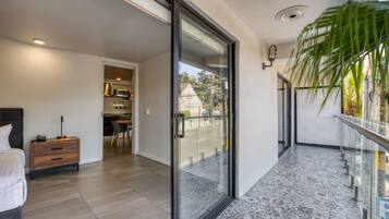 Espacio para trabajar con laptop, cortinas blackout y wifi gratis